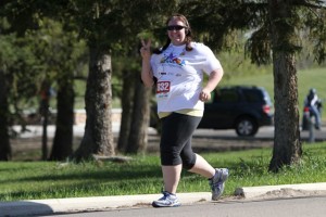 Caminhadas e corridas são boas formas de exercício físico.